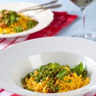 Феттучини с крабом, зеленым луком, горошком и чили