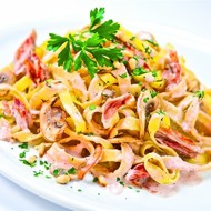 Феттучини с ореховым соусом и уткой