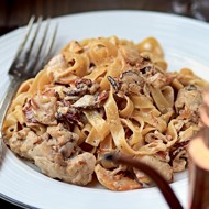 Феттучини с рагу из цесарки и белых грибов