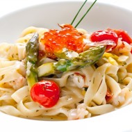 Феттучини со спаржей и икрой