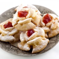 Фигурное печенье из слоеного теста с клубничным джемом