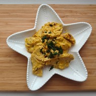 Филе индейки на сковороде с куркумой и сливками