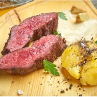 Филе страуса на гриле с печеным картофелем