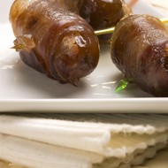 Финики в беконе фаршированные фисташками