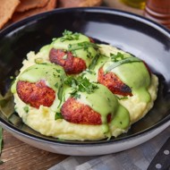 Фиш-боллы со шпинатом и картофельным пюре