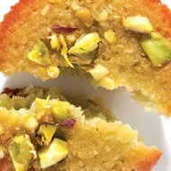 Фисташковые финансье с коричневым сахаром