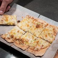 Фламмкухен с беконом и пореем