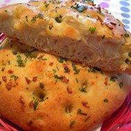 Фокачча с чесноком и розмарином