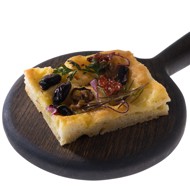 Фокачча с луком, вялеными томатами и оливками