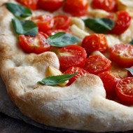 Фокачча с помидорами и чесноком