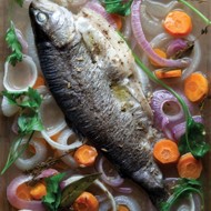 Форель пашот с луком и семенами укропа