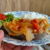 Форель с луком в томатном соусе