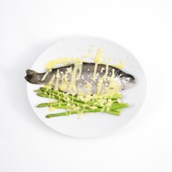 Форель с миндалем и спаржей