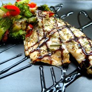 Форель с тушеными овощами