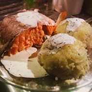 Форель, запеченная с мелиссой и лаймом с гарниром из шариков риса