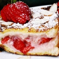 Французские тосты с начинкой из сливочного сыра и клубники