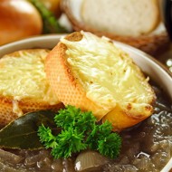 Французский луковый суп с красным вином