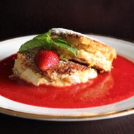 Французский тост с яблоком, сливочным сыром и клубничным кули