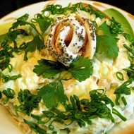 Французский салат с копченой колбасой