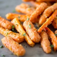 Фри-морковь с соусом