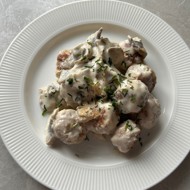 Фрикадельки в сливочном соусе с грибами
