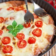 Фриттата с цукини и томатами