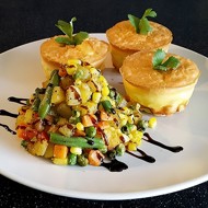 Фриттата с филе индейки и гарнир из обжаренных овощей