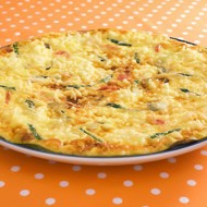 Фриттата с молодым картофелем, цукини, сыром и вялеными томатами