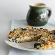 Фриттата с оливками, бататом и красным луком