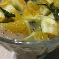 Фруктовый десерт с бананово-маковым соусом