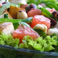 Фруктовый салат с зеленым перцем и фундуком