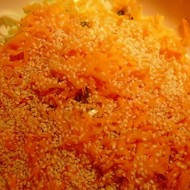 Фруктово-овощной салат, заправленный сливочным йогуртом