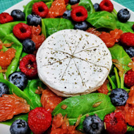 Фруктово-ягодный салат с камамбером и шпинатом