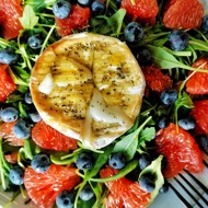 Фруктово-ягодный салат с камамбером