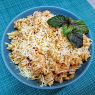 Фузилли с помидорами черри и пармезаном