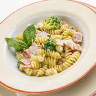 Фузилли с ветчиной и брокколи