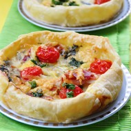 Галеты с помидорами и козьим сыром