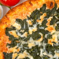 Галеты с сыром фета, шпинатом и кедровыми орешками