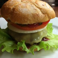 Гамбургеры с овощами и сыром