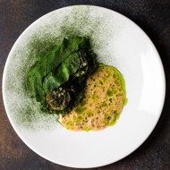 Глазированный цыпленок с булгуром в травах и с соусом из карамелизированного молока и арахиса