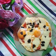 Глазунья с помидором и моцареллой