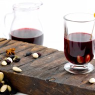 Глёг с миндалем, изюмом и пряностями