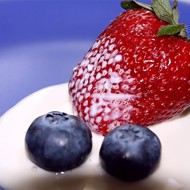 Голубика и клубника с лимонным соусом