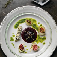 Голубой сыр с луком и черничным соусом