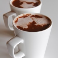 Горячее ванильное молоко со взбитыми сливками