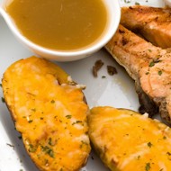 Горячие бутерброды из ржаного хлеба с брокколи и чеддером