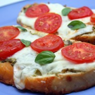 Горячие бутерброды с брынзой, помидорами и зеленью