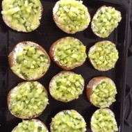 Горячие бутерброды с творожным сыром, песто и овощами