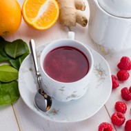 Горячий коктейль с малиной и шиповником