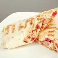 Горячий ролл-сэндвич с курицей, баклажанами и ореховым соусом